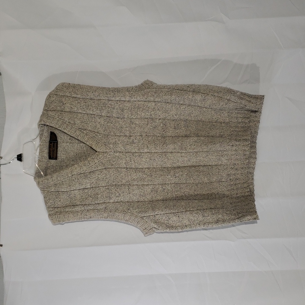 85% wool men's sweater vest size large. Cream with baby blue. Ribbed knit detail